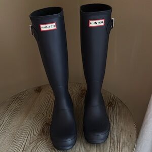 Hunter Women’s original tall rain boot. Size 6. Navy. Worn twice.